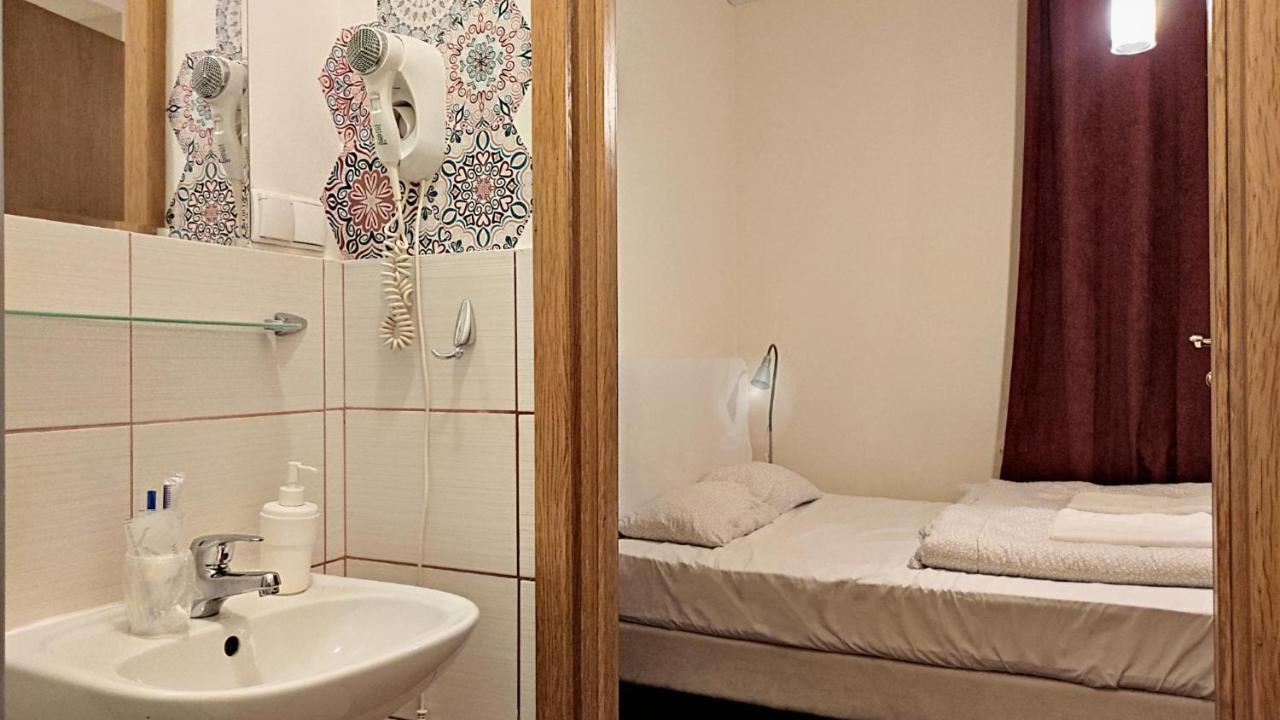 Helvetia Plus B&B - Private Rooms And Apartments Warschau Exterior foto