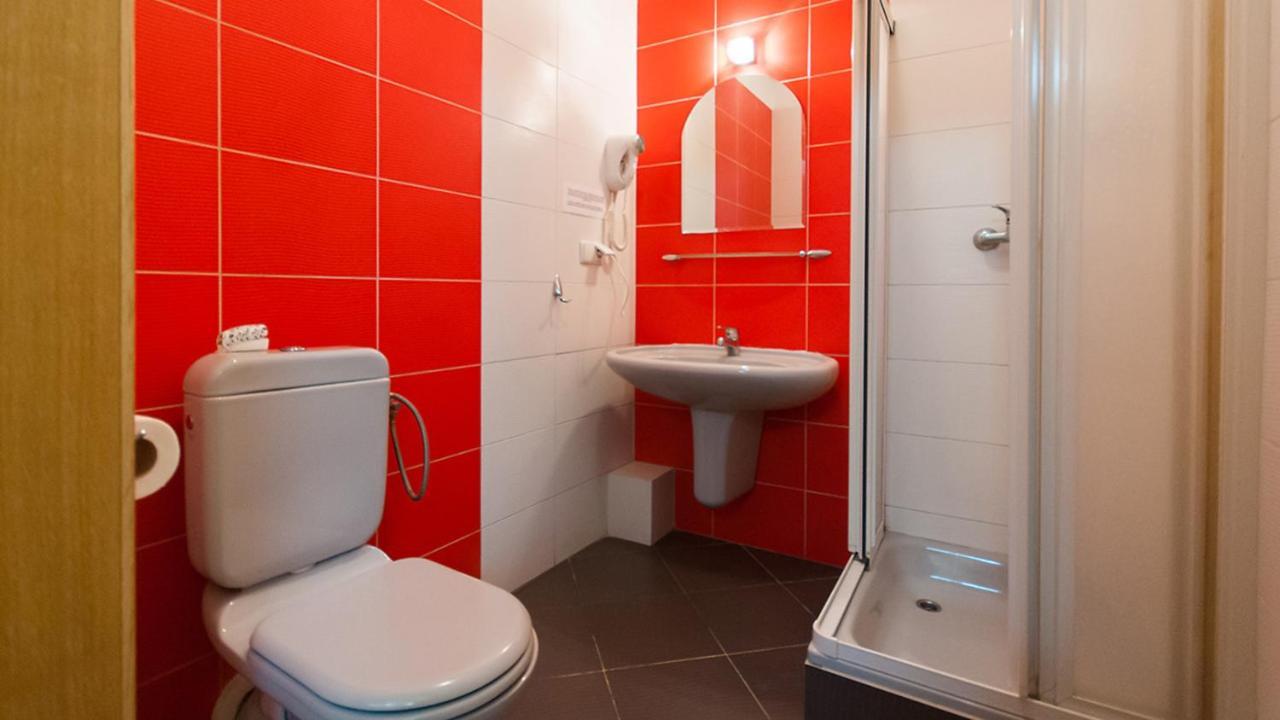 Helvetia Plus B&B - Private Rooms And Apartments Warschau Exterior foto