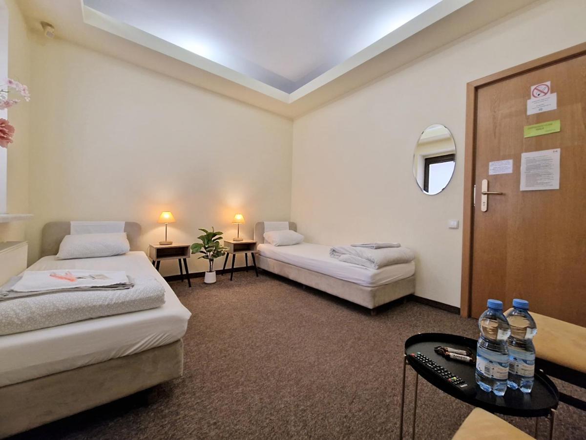 Helvetia Plus B&B - Private Rooms And Apartments Warschau Exterior foto