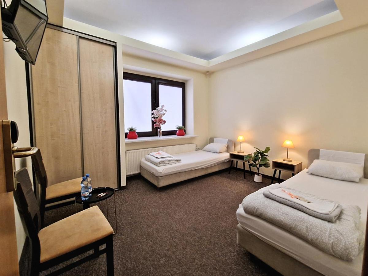 Helvetia Plus B&B - Private Rooms And Apartments Warschau Exterior foto