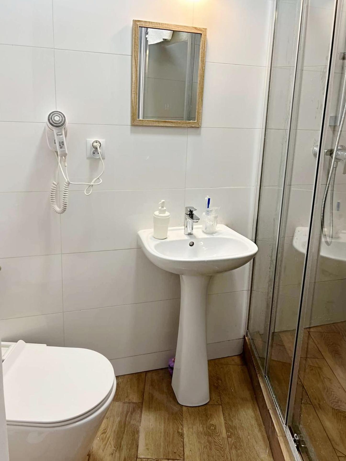 Helvetia Plus B&B - Private Rooms And Apartments Warschau Exterior foto